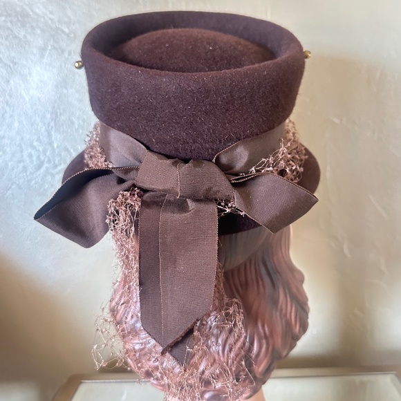 COMELY 1940s\' BROWN VELOUR FELT HAT + GOLD STUDS & VEILING main image 11